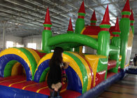 As crianças quadruplicam o parque de diversões inflável de costura com corrediça grande