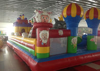 Jogos infláveis engraçados dos esportes do PVC, campo de jogos inflável interno vermelho para a família