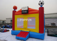Crianças engraçadas de encerado do PVC que saltam a casa Bouncy inflável do castelo com futebol