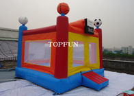 Crianças engraçadas de encerado do PVC que saltam a casa Bouncy inflável do castelo com futebol