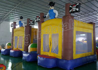 Crianças infláveis do pirata exterior do campo de jogos que saltam o amarelo e o azul do castelo