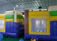 Crianças infláveis do pirata exterior do campo de jogos que saltam o amarelo e o azul do castelo