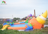Grande parque aquático inflável com escorrega aquática e piscina