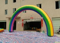 Arcos infláveis do arco-íris colorido da tela de Oxford para a entrada do evento