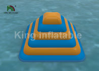 Gaint personalizou o parque de flutuação inflável exterior da água do PVC de 0.9mm com penhasco