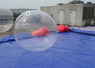 Caminhada inflável transparente na bola da água