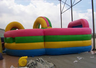 Curso de obstáculo inflável combinado com leão-de-chácara, cidade colorida do divertimento das crianças
