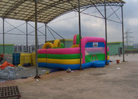 Curso de obstáculo inflável combinado com leão-de-chácara, cidade colorida do divertimento das crianças
