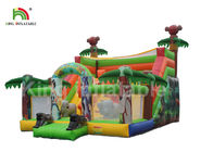 A impressão dos desenhos animados caçoa o castelo de salto inflável do divertimento com pista dobro
