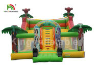 A impressão dos desenhos animados caçoa o castelo de salto inflável do divertimento com pista dobro