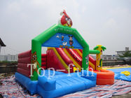 O campo de jogos caçoa o castelo de salto inflável com corrediça, anúncio publicitário ou agregado familiar