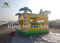 Crianças infláveis amarelas da palmeira que saltam o castelo com etapa e malha