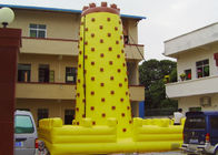 Jogos infláveis altos amarelos dos esportes/parede de escalada inflável para o divertimento