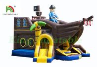 O salto comercial exterior abriga o barco inflável do pirata com corrediças/pistolas pneumáticas