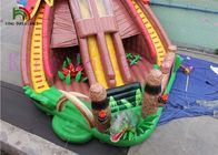 O castelo de salto inflável do dinossauro da cor da antiguidade com telhado da corrediça cobriu o campo de jogos