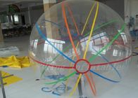 caminhada inflável do PVC de 1,0 milímetros na bola de futebol do diâmetro da bola 2m da água com listras coloridas