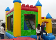 As crianças deslizam o castelo de salto inflável