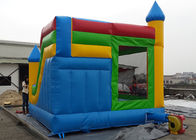 As crianças deslizam o castelo de salto inflável