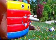 Anúncio publicitário de salto inflável do castelo da corrediça de água do navio de pirata