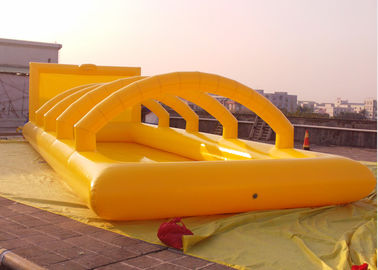Jogos infláveis personalizados amarelo dos esportes com as aros da cesta do arco N do obstáculo
