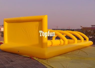 Jogos infláveis personalizados amarelo dos esportes com as aros da cesta do arco N do obstáculo