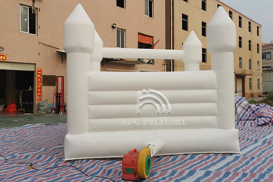 Cama de salto branca inflável do castelo 13ft*11.5ft*10ft Jumper Bouncy Castle Wedding Decorations do leão-de-chácara para o partido