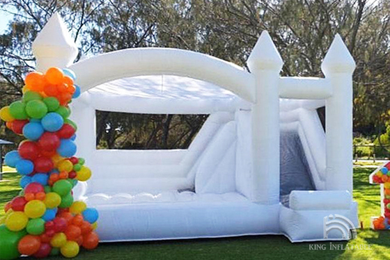 O banquete de casamento adulto do leão-de-chácara inflável branco que salta crianças do castelo salta a casa do salto combinado com corrediça