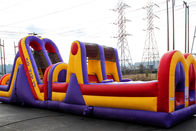 As crianças infláveis 5k dos adultos dos cursos de obstáculo do Wipeout o maior percorrem arrendamentos