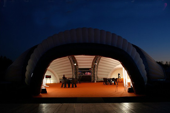 Tenda de acampamento inflável ao ar livre com faixa de luz LED