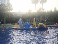 Os grandes jogos infláveis de flutuação da água do parque do Aqua com corrediça para exterior mantem distraído