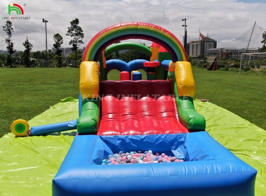 Festa de crianças ao ar livre, casa de salto de obstáculos inflável com escorregas, buraco de bola, escalada, obstáculos, soprador