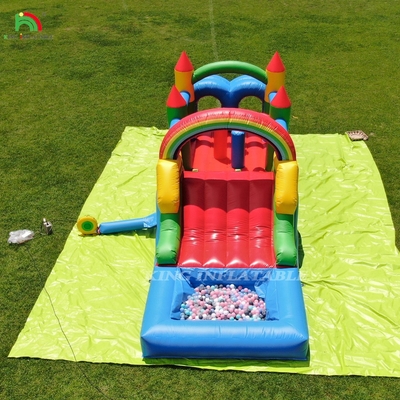 Festa de crianças ao ar livre, casa de salto de obstáculos inflável com escorregas, buraco de bola, escalada, obstáculos, soprador
