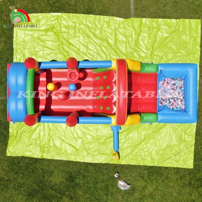 Festa de crianças ao ar livre, casa de salto de obstáculos inflável com escorregas, buraco de bola, escalada, obstáculos, soprador