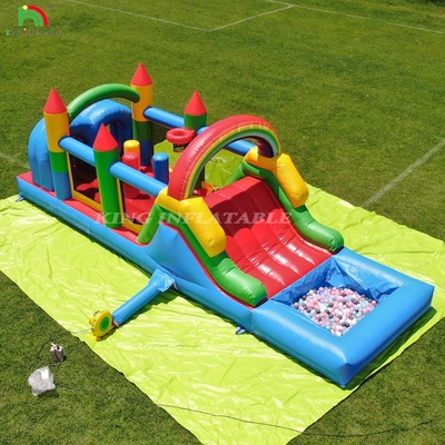 Festa de crianças ao ar livre, casa de salto de obstáculos inflável com escorregas, buraco de bola, escalada, obstáculos, soprador