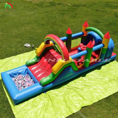 Festa de crianças ao ar livre, casa de salto de obstáculos inflável com escorregas, buraco de bola, escalada, obstáculos, soprador