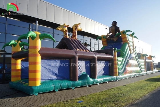 Grande campo de obstáculos inflável ao ar livre com escorrega e vedação salto de salto jogo esportivo com trampolim e escorrega