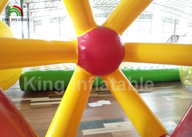 Rolo inflável combinado da água da roda de água da cor EN71 para o parque da água
