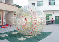 Jogando a bola inflável de brilho Center de Zorb, bola inflável da grama com pontos coloridos