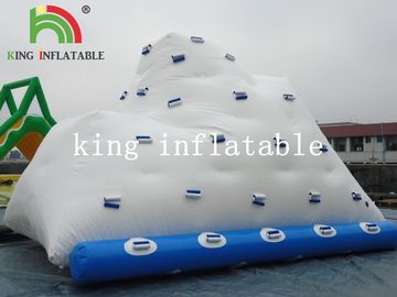 O iceberg inflável branco da água do quintal/logotipo feito sob encomenda durável do PVC imprimiu o brinquedo da água