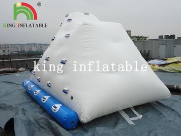 O iceberg inflável branco da água do quintal/logotipo feito sob encomenda durável do PVC imprimiu o brinquedo da água