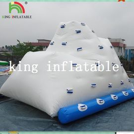 O iceberg inflável branco da água do quintal/logotipo feito sob encomenda durável do PVC imprimiu o brinquedo da água