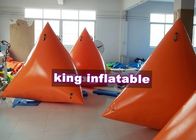Os brinquedos de flutuação do PVC do triângulo inflável/boias alaranjadas do alerta e do anúncio para a água estacionam