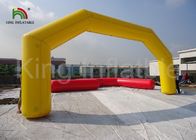 Arco inflável da entrada da propaganda amarela gigante para a mostra relativa à promoção