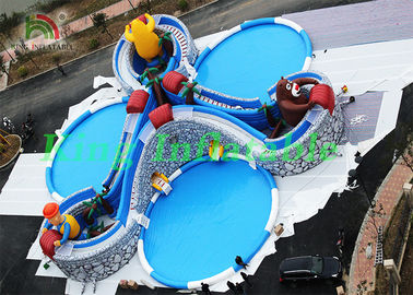 Parques infláveis enormes da água com personagens de banda desenhada, corrediças, piscinas