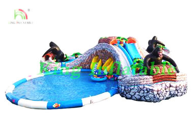 Parques infláveis enormes da água com personagens de banda desenhada, corrediças, piscinas