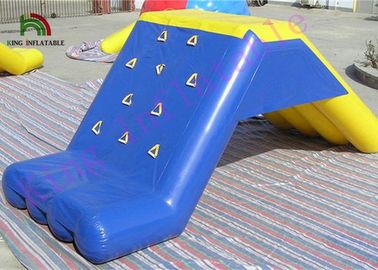 Brinquedo amarelo/azul do mini PVC do sopro da água da escalada &amp; da corrediça para o jogo engraçado na água