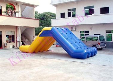 Brinquedo amarelo/azul do mini PVC do sopro da água da escalada &amp; da corrediça para o jogo engraçado na água
