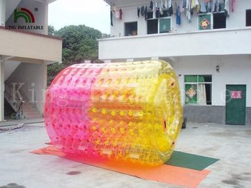 A água inflável do parque de diversões flutuou o brinquedo do rolo para o verão que joga jogos da água