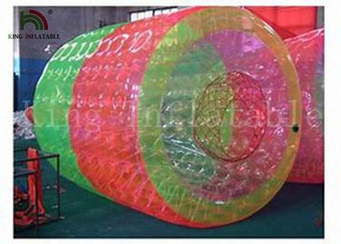 A água inflável do parque de diversões flutuou o brinquedo do rolo para o verão que joga jogos da água