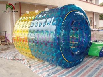 Andando no brinquedo inflável da água, no rolo inflável do divertimento por 2.8m longos e no diâmetro de 2.4m
